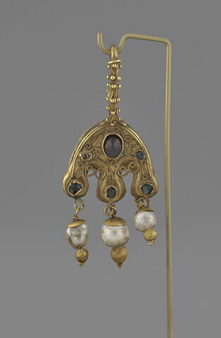 Boucles d'oreille en étrier à trois perles